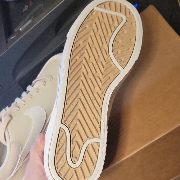 Nike Women's Sneakers in Cream and White - Picture 5 of 5